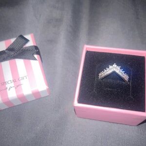 NEW Elegant Silver Women's Ring Size 7